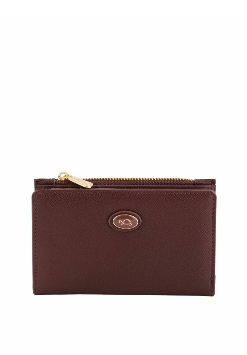 Cartera de cuero burdeos con un acabado texturizado, cremallera en tono dorado y un acento de logotipo redondo en la parte frontal. Diseño compacto y rectangular.