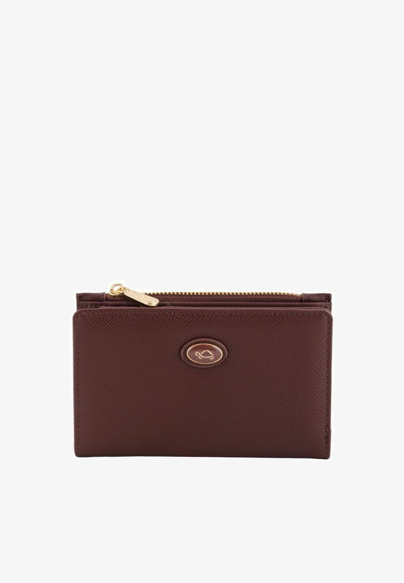 Cartera de cuero burdeos con un acabado texturizado, cremallera en tono dorado y un acento de logotipo redondo en la parte frontal. Diseño compacto y rectangular.