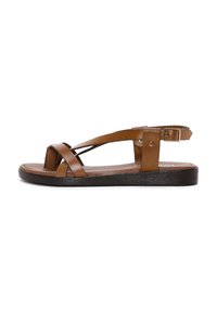 Sandalo in pelle marrone con cinturini incrociati, cinturino alla caviglia regolabile, suola piatta e superficie liscia. Adatto per un look casual.