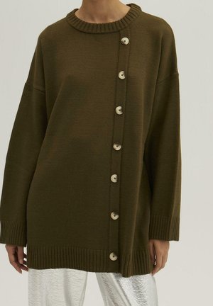 Olijfgroene gebreide trui met een ronde halslijn, verlaagde schouders en een knoopsluiting aan de voorkant met grote, lichte knopen.
