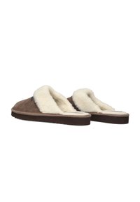 Bordeauxsuède slippers met witte fluffy voering en een platte zool, met een open teenontwerp en een zachte, gematteerde uitstraling.