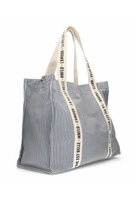 Gestreepte stoffen totebag in blauw en wit. Voorzien van brede crèmekleurige handvaten met geprinte tekst. Zachte textuur, ruim ontwerp en open bovenkant.