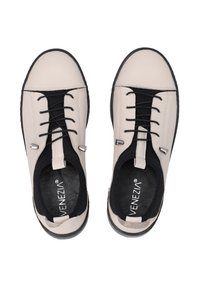 Beige Leder-Sneaker mit schwarzen Akzenten und Schnürsenkeln, runder Zehenpartie und einer strukturierten Gummisohle. Enthalten sind dekorative metallische Beschläge.