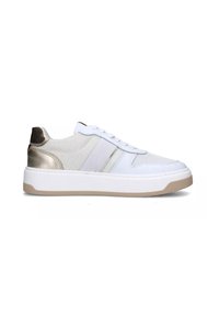 Baskets blanches avec un dessus en tricot texturé, des accents métalliques argentés au niveau du talon, et une épaisse semelle blanche avec une semelle en caoutchouc beige.
