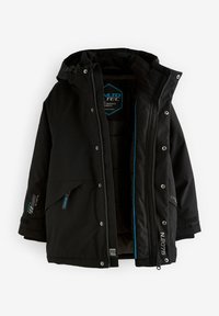 Giacca invernale nera con cappuccio, chiusura a zip e bottoni, multiple tasche, dettagli blu e fodera interna trapuntata. Presenta dettagli di branding.