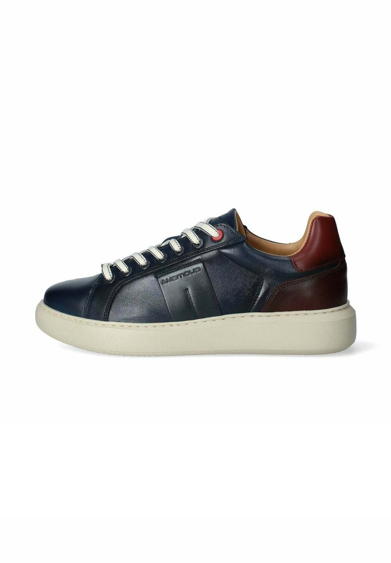 Sneaker in pelle blu con lacci bianchi, suola in gomma crema e dettagli marroni. Presenta un pannello testurizzato e un logo laterale.