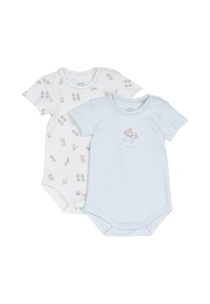 Deux bodies bébé à manches courtes, un bleu clair avec un imprimé avion ours, un blanc avec de petits motifs d'oursons et de jouets, tous deux avec fermeture pression.