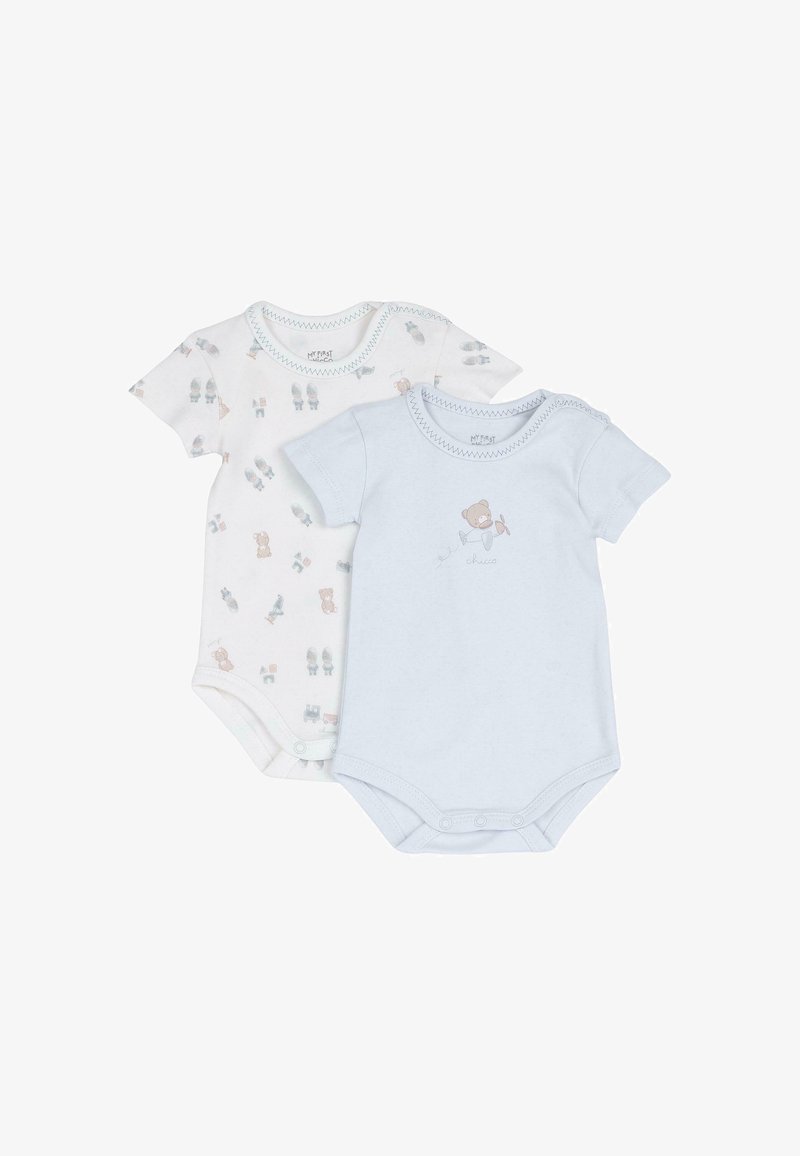Deux bodies bébé à manches courtes, un bleu clair avec un imprimé avion ours, un blanc avec de petits motifs d'oursons et de jouets, tous deux avec fermeture pression.