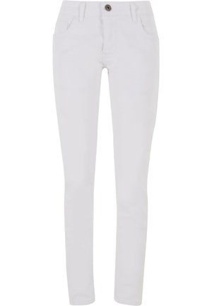 Bílé džíny s úzkým střihem, vyrobené z bavlny, mají přední a zadní kapsy, zapínání na knoflík a mírnou pružnost pro pohodlí.