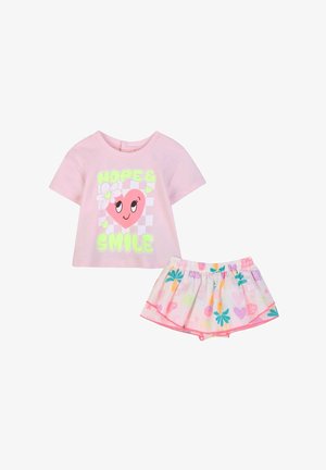Ensemble rose pour tout-petit comprenant un t-shirt graphique à cœur "Hope & Smile" et une jupe à motif floral coloré avec taille élastique.
