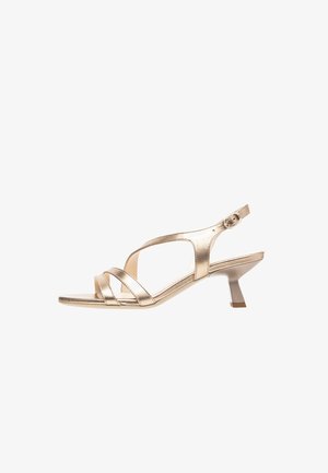 Metallische gouden sandalen met een open teen, voorzien van drie gekruiste banden en een verstelbare enkelgesp, op een korte blokhak.