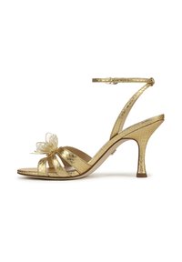 Gouden hoge haksandalen met een gestructureerde afwerking, voorzien van een vlinderaccent op de teen en een verstelbare enkelriem voor een goede pasvorm.