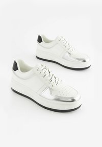 Next FOREVER COMFORT CHUNKY- REGULAR - Matalavartiset tennarit - white black