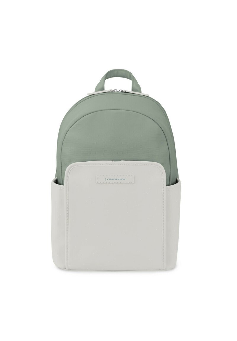 Mochila con un lado superior texturizado de color verde claro y un lado inferior liso de color gris pálido. Presenta un asa superior, un bolsillo frontal y un detalle del logo.