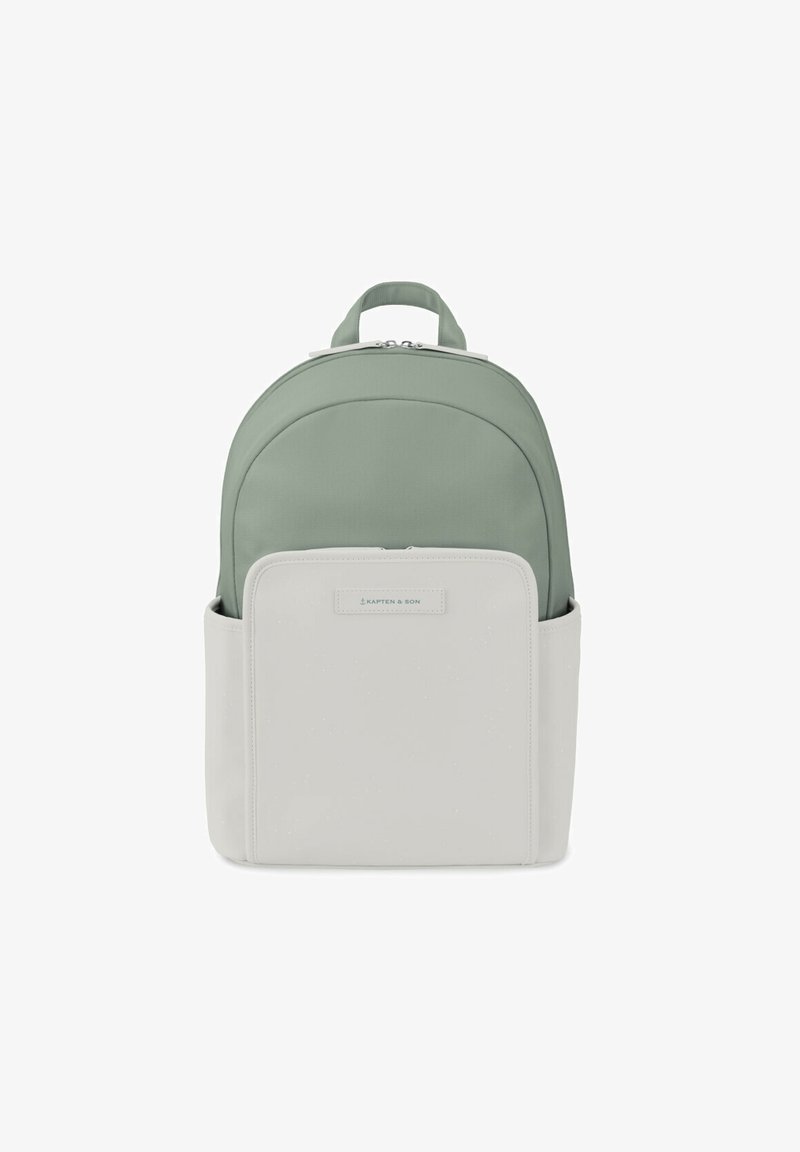 Plecak z teksturowanym, jasnobrązowym górnym materiałem i gładkim, jasnoszarym dolnym. Posiada uchwyt na górze, przednią kieszeń i detal z logo.