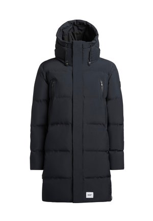 Dunkelblaue Steppjacke mit abnehmbarer Kapuze, seitlichen Reißverschlusstaschen, gesteppter Optik und einem Logopatch am unteren Saum.