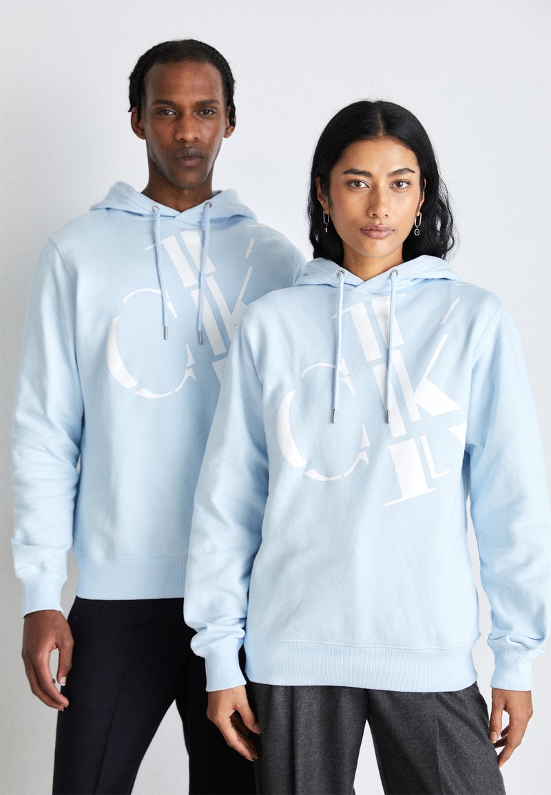 Calvin Klein Jeans - REGULAR HOODIE SCATTERED LOGO UNISEX - Gornji dio trenirke - keepsake blue, Povećaj