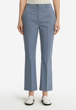 Pantaloni di un blu chiaro, su misura, con gamba dritta, chiusura a bottone e tasche laterali. Realizzati in un tessuto liscio con una finitura lucida.
