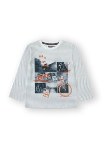 Camisa de manga larga con rayas horizontales grises y blancas, que presenta un collage de gráficos con temática de bicicletas en negro y naranja.