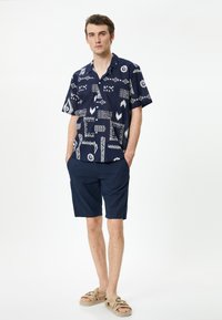 Koton SHORT SLEEVE ETHNIC PATTERNED - Skjorta - mottled dark blue