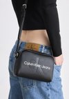 SCULPTED CAMERA BAG MONO - Borsa a tracolla - black