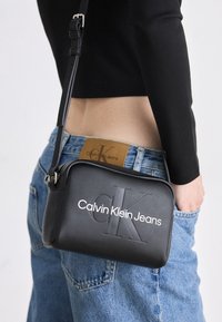 SCULPTED CAMERA BAG MONO - Umhängetasche - black