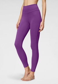 Leggings viola a vita alta realizzati in materiale elastico, caratterizzati da un design aderente con una texture liscia e lati senza cuciture.