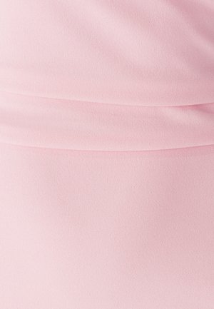 Rosa Stoff mit einer glatten, leicht strukturierten Oberfläche, der geraffte Abschnitte für einen drapierten Effekt aufweist.