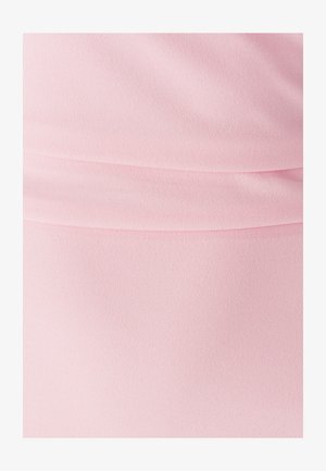 Roosa kangas, millel on siidine, veidi tekstureeritud pind, sisaldab volditud osi, et luua riputatud efekt.