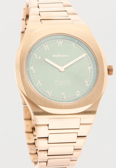 Ρολόι χειρός από μέταλλο με χρυσή απόχρωση και ανοιχτοπράσινο καντράν, που διαθέτει αραβικούς αριθμούς και δύο δείκτες που δείχνουν 10:10.