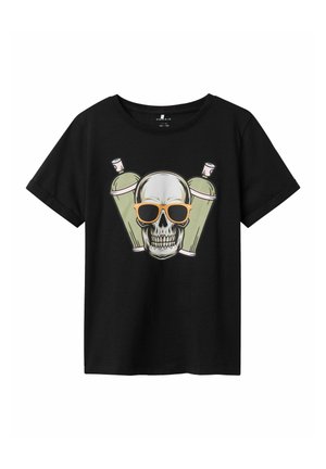 Camiseta de algodón negra con una ilustración de una calavera que lleva gafas de sol naranjas, flanqueada por dos cilindros verdes. Mangas cortas, corte relajado.