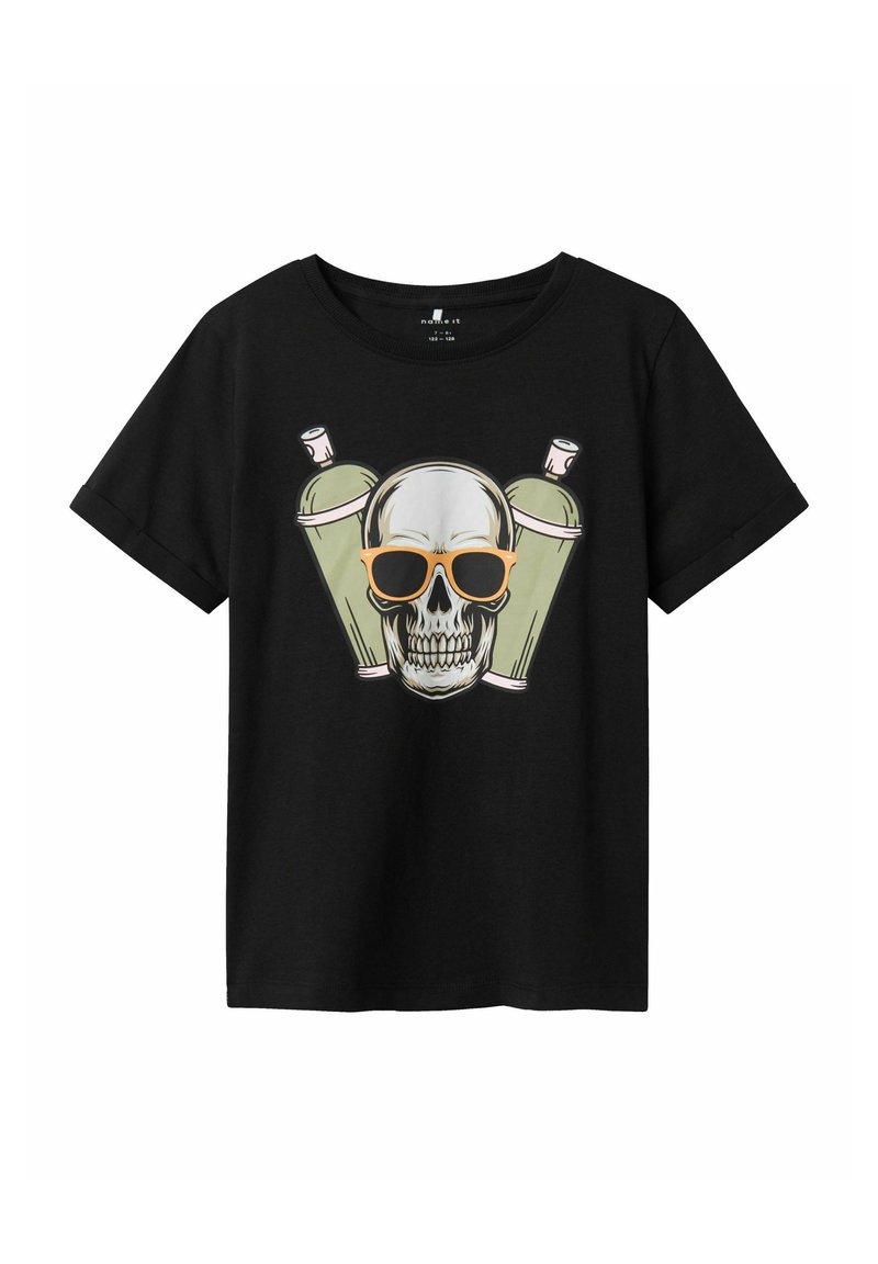 Camiseta de algodón negra con una ilustración de una calavera que lleva gafas de sol naranjas, flanqueada por dos cilindros verdes. Mangas cortas, corte relajado.