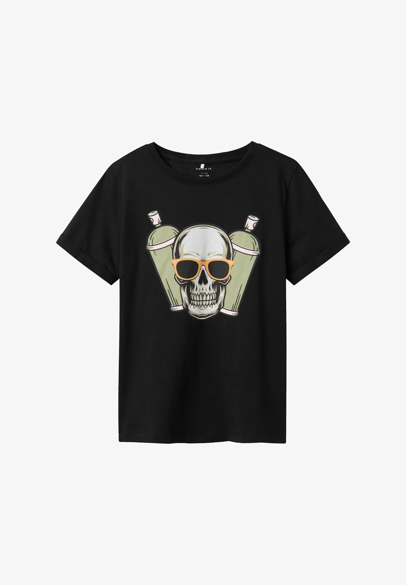 Camiseta de algodón negra con una ilustración de una calavera que lleva gafas de sol naranjas, flanqueada por dos cilindros verdes. Mangas cortas, corte relajado.