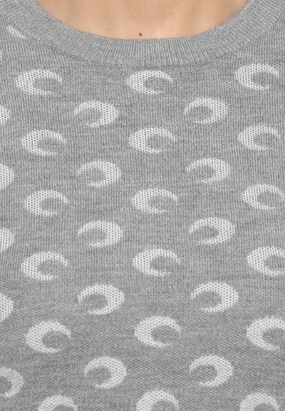 Maglione grigio a maglia con motivi a mezzaluna bianchi. Presenta un colletto rotondo e polsini a coste. Tessuto morbido con cuciture uniformi.