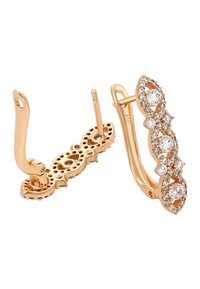 Náušnice ve zlatém tónu s zakřiveným designem, které obsahují několik průhledných drahokamů. Zadní strana má dekorativní filigránový vzor.