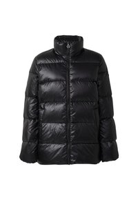 Melnā pūkainā jakā ar augstu apkakli, rāvējslēdzēju un horizontālu quilted rakstu. Izgatavota no spīdīga, ūdensnecaurlaidīga materiāla. Viegls dizains.