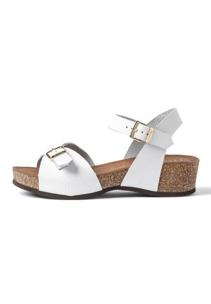 Sandalia blanca de cuero con cuña de corcho, con dos hebillas doradas ajustables en las correas del tobillo y delantera.
