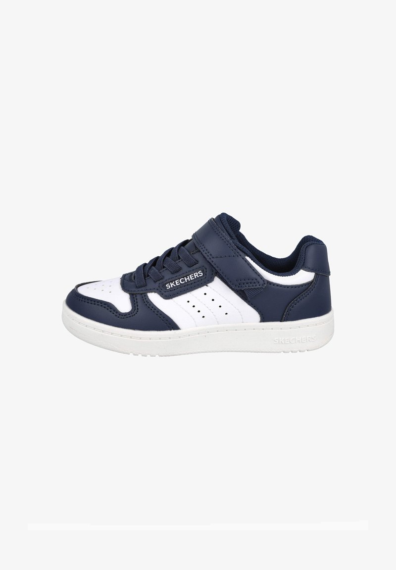 Zapatilla marina y blanca con acabado de cuero suave, diseño de cordones y una correa de velcro. Presenta acentos perforados y una suela blanca.