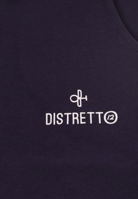 Canotta blu navy in tessuto morbido con logo bianco "DISTRETTO 12" e un accento circolare, che enfatizza un design pulito e la texture.