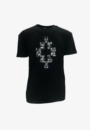 T-shirt nera a maniche corte con un disegno centrale sul petto di una croce pixelata bianca composta da motivi a serpente.