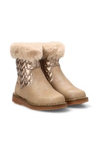 Botas de invierno marrón claro con laterales acolchados metálicos, gruesos cuellos de piel beige y suelas de goma, mostradas una al lado de la otra sobre un fondo blanco.