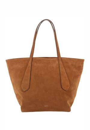 Braune Wildleder-Shopper-Tasche mit zwei langen Griffen, offenem Oberteil und minimalistischem Design. Dezentes Branding nahe am Boden. Glatte Textur.