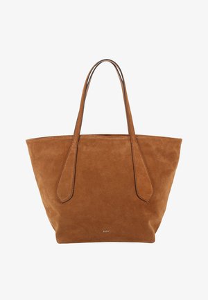 Braune Wildleder-Shopper-Tasche mit zwei langen Griffen, offenem Oberteil und minimalistischem Design. Dezentes Branding nahe am Boden. Glatte Textur.