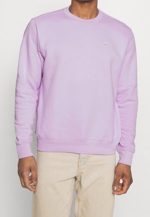 Sudadera de lavanda en mezcla de algodón, con cuello redondo y puños acanalados. Pequeño logotipo blanco de Nike en el pecho. Corte clásico, textura suave.