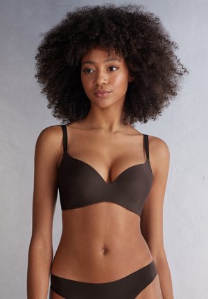 Bruine bh met gladde, padded cups en verstelbare bandjes, met een plunging halslijn en een naadloos ontwerp voor een minimalistische uitstraling.