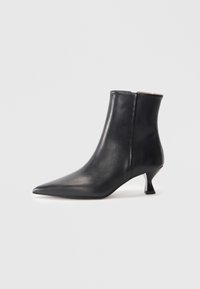 Bottine en cuir noir avec un bout pointu et un design �épuré. Présente un petit talon angulaire et une texture lisse.
