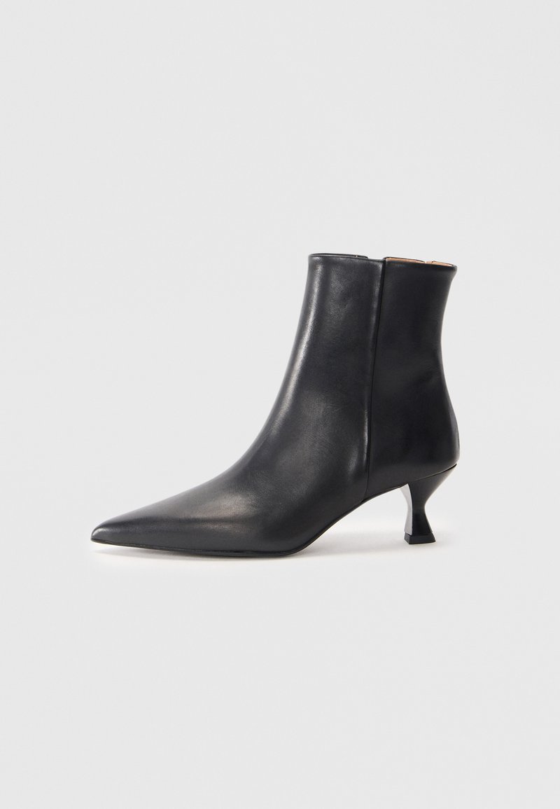 Bottine en cuir noir avec un bout pointu et un design épuré. Présente un petit talon angulaire et une texture lisse.