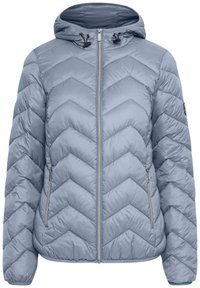Doudoune bleu clair avec une capuche, dotée d'un design matelassé en chevrons, d'un zip à l'avant et de deux poches latérales. Texture douce et lisse.