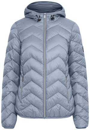 Doudoune bleu clair avec une capuche, dotée d'un design matelassé en chevrons, d'un zip à l'avant et de deux poches latérales. Texture douce et lisse.