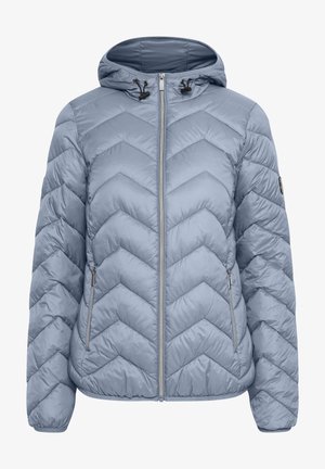 Doudoune bleu clair avec une capuche, dotée d'un design matelassé en chevrons, d'un zip à l'avant et de deux poches latérales. Texture douce et lisse.